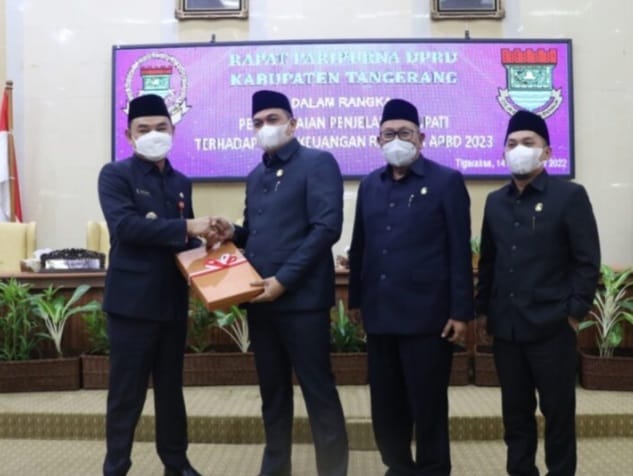 Targetkan Pendapatan Daerah Kabupaten Tangerang Tahun 2023 Rp 6,26 Triliun Wakil Bupati H. Mad Romli pada Rapat Paripurna DPRD Kabupaten Tangerang saat menyampaikan RAPBD tahun 2023. (Ist)