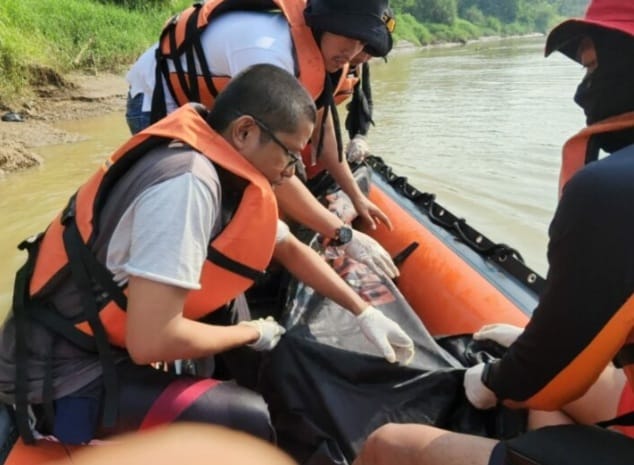 Tenggelam Saat Menyeberang Sungai Ciujung, Warga Kragilan Ditemukan Tak Bernyawa Evakuasi jenazah Satra warga Kragilan yang tenggelam di Sungai Ciujung. (Ist)