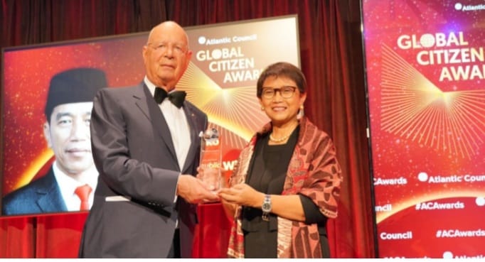 Menlu Retno Marsudi menerima penghargaan untuk Presiden Jokowi dari Global Citizen Award di Capriani Hall, New York, AS. (Ist)