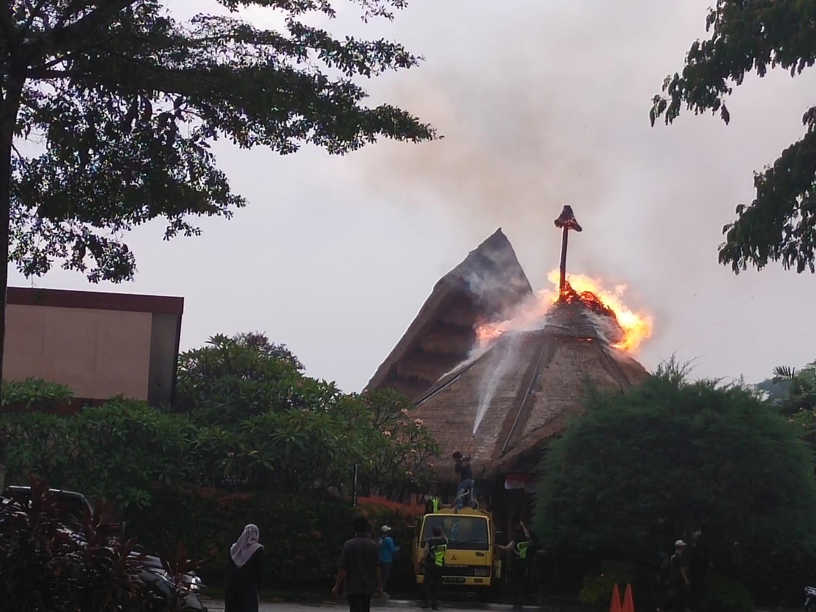 Atap salah satu rumah makan saung di Tangerang kebakaran akibat tersambar petir. (tangselpos.id/ist)