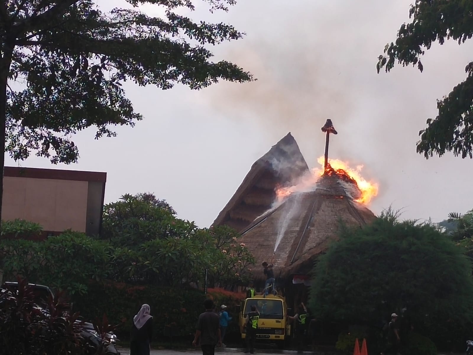 Tersambar Petir, Rumah Makan Berkonsep Saung di Tangerang Terbakar Atap salah satu rumah makan saung di Tangerang kebakaran akibat tersambar petir. (tangselpos.id/ist)