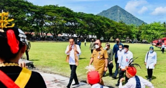 Tiba Di Halmahera Barat, Presiden Jokowi Langsung Hampiri Masyarakat Presiden Jokowi saat tiba di Halmahera Barat. (Foto : Setpres)