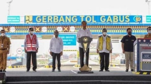 Presiden Jokowi didampingi Menteri PU, Menteri Perhubungan, Menteri BUMN, Gubernur Jawa Barat dan Pj Gubernur Banten saat meresmikan Tol Cibitung -Cilincing. (Foto : Setpres)