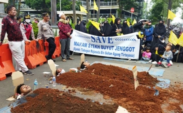 Tiga warga melakukan aksi kubur diri menolak relokasi Makam Ki Buyut Jenggot. Foto: BNN