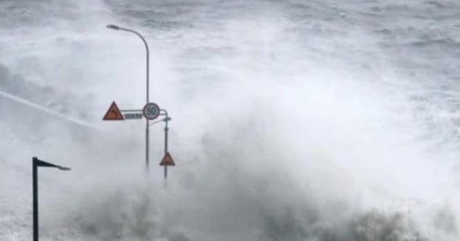 Topan Hinnamnor Hantam Korsel, 2 Meninggal 10 Hilang Badai hinnamor menghantam pinggir pantai Korea Selatan. (Ist)