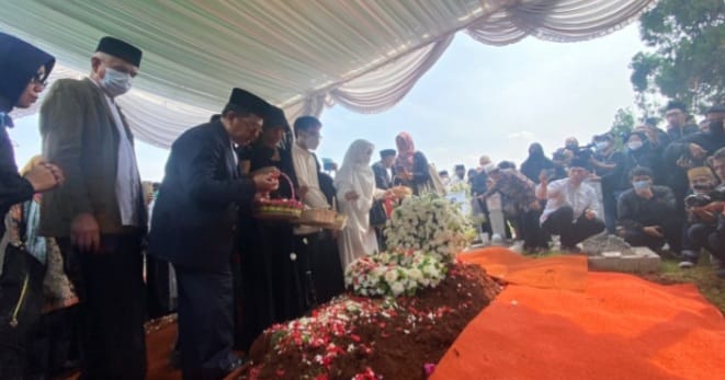 Wamenag KH Zainut Tauhid saat menabur bunga di pusara Almarhum Prof Azyumardi Azra. Foto : Istimewa