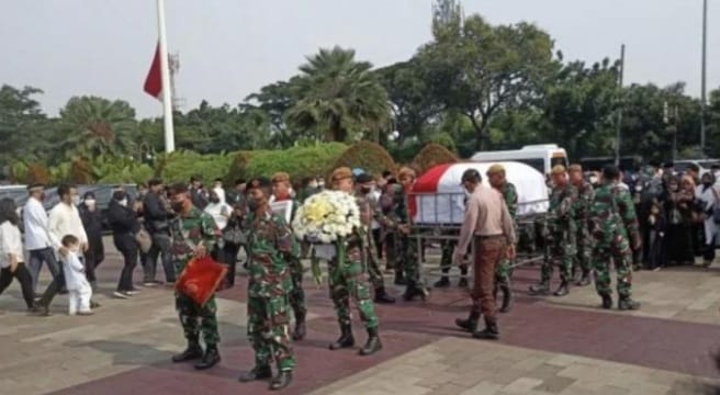 Wamenag Dan Sejumlah Tokoh Hadiri Pemakaman Prof Azyumardi Jenazah Prof Azyumardi Azra memasuki area TMP Kalibata. (Ist)