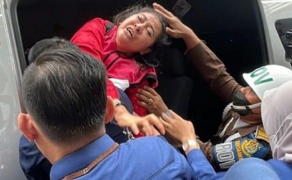 “Wanita Emas” Nasibnya Tak Sekemilau Julukannya Wanita Emas Mischa Hasnaeni saat dimasukkan ke mobil tahanan. (Ist)