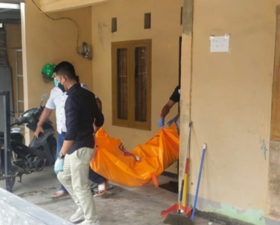Warga PBIP Kota Serang Geger, Temukan Warganya Meninggal Membusuk Di Dalam Rumahnya Petugas sedang mengevakuasi mayat RN yang meninggal di dalam runahnya. (Ist)