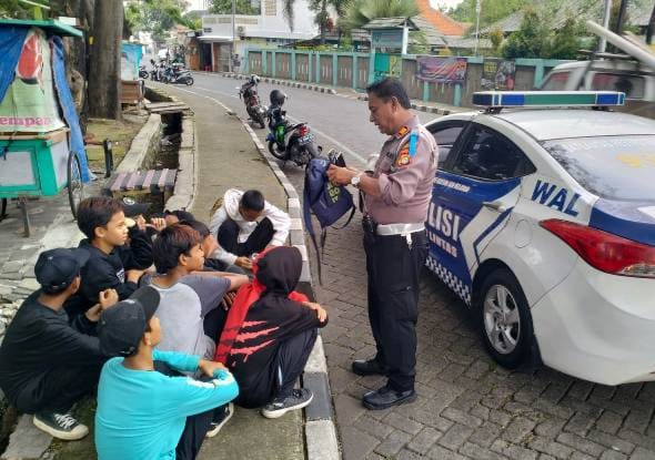Sekelompok pelajar saat terjaring aparat Polres Metro Tangerang saat akan nge-BM di Jalan Daan Mogot, Kota Tangerang. Foto : Istimewa