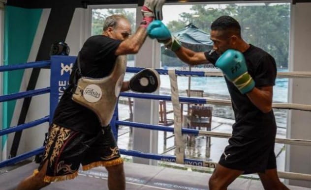 Petinju Jon Jet saat berlatih bersama pelatih Kanada David John Treharnem. (Ist)