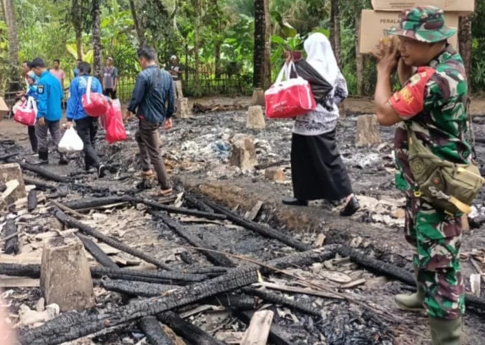 3 Rumah Di Pandeglang Terbakar Ludes Rata Dengan Tanah Anggota keluarga yang rumah nya terbakar mengungsi ketempat sanak saudaranya dibantu dengan aparat. (Ist)