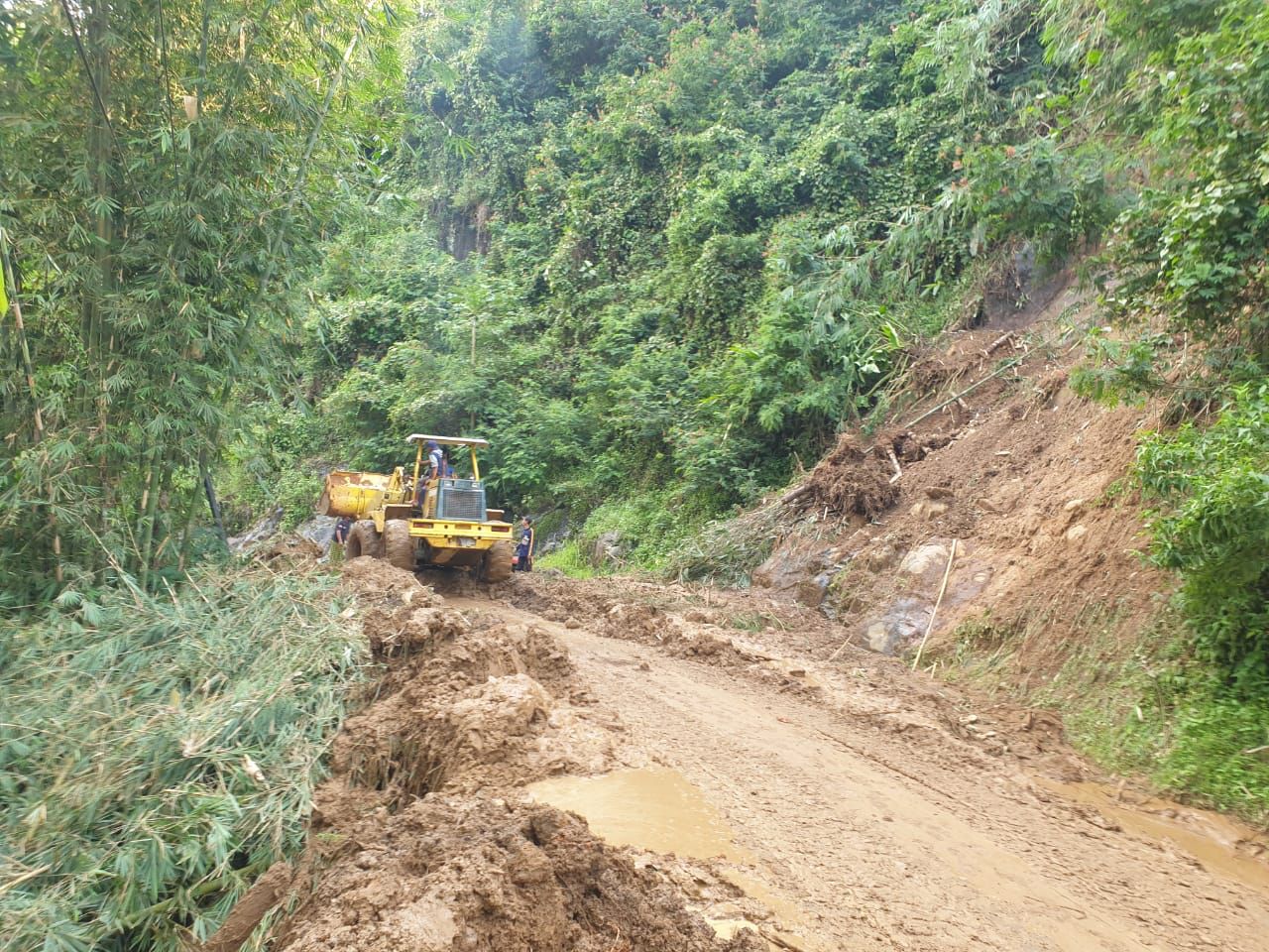 655 Rumah Terendam, 4 Jembatan Permanen Putus Jalan tertutup tanah longsor akibat curah hujan di Lebak. Foto : Istimewa