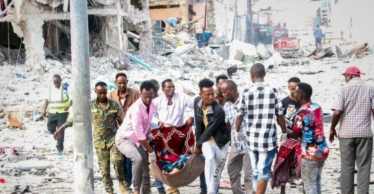 Akhir Pekan Berdarah Di Somalia, 100 Orang Tewas Warga dan relawan saling bahu membahu menolong korban yang berjatuhan. (Ist)