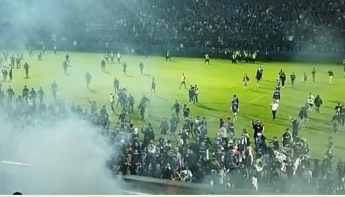 Suporter yang anarkis membuat korban berjatuhan 127 penonton meninggal usai pertandingan Persebaya vs Arema FC. (Ist)