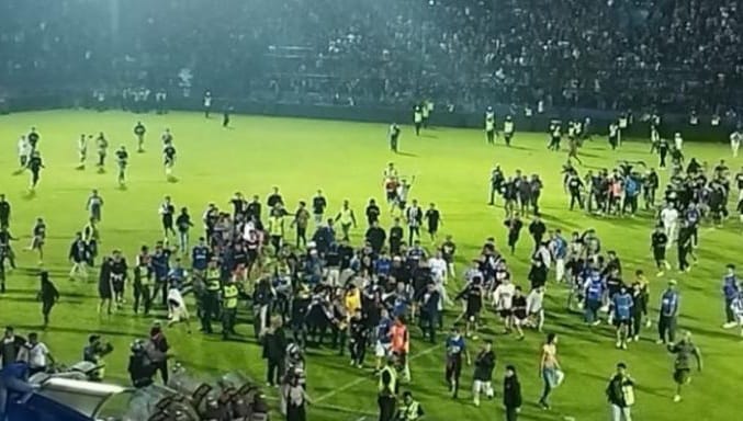 Arema FC Kasih Beasiswa Anak Korban Kanjuruhan Tragedi Kanjuruhan usai laga Persebaya vs Arema FC. Foto :: Istimewa