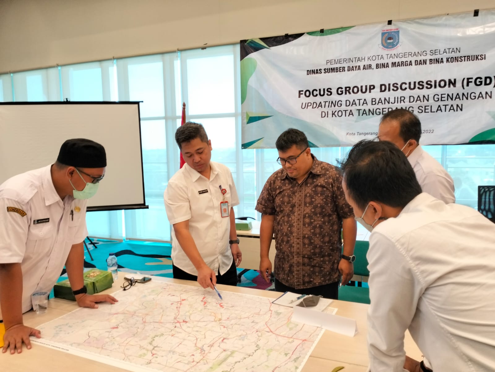 Kepala DSDABMBK Kota Tangsel, Robbi Cahyadi dalam kegiatan forum group discussion (FGD) updating data banjir dan genangan yang berlangsung di Pusemkot Tangsel, Rabu (12/10/2022). (tangselpos.id/rmn)