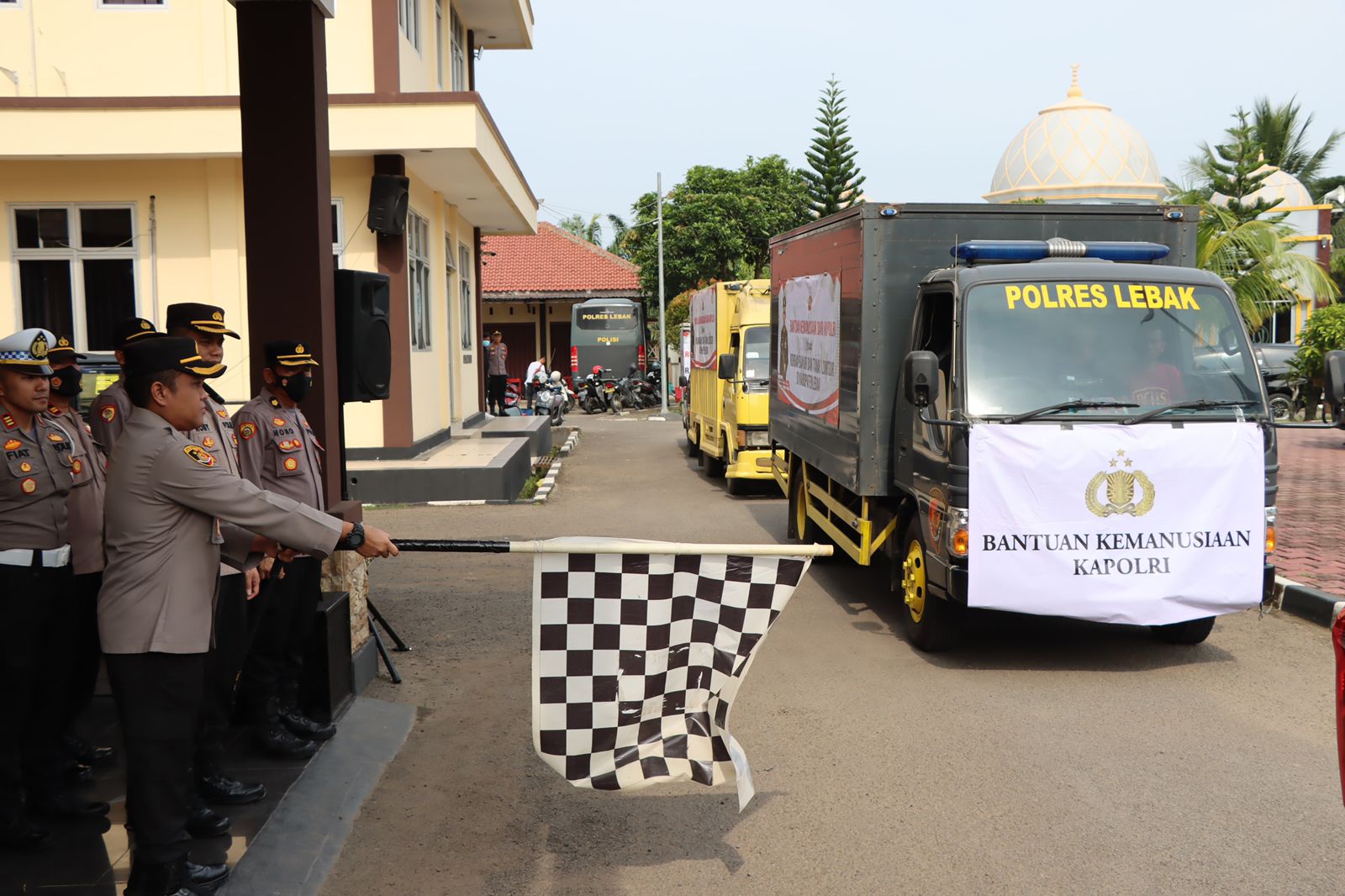 Kapolres Lebak AKBP Wiwin Setiawan melepas bantuan kemanusian dari Kapolri untuk korban banjir dan tanak longsor. Foto : Humas Polda Banten