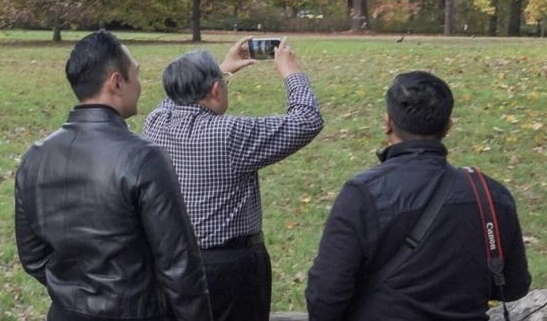 Begini Cara AHY Menikmati Quality Time Bareng SBY Mantan Presiden Susilo Bambang Yudhoyono sedang memotret pemandangan ditemani AHY. Foto : Istimewa