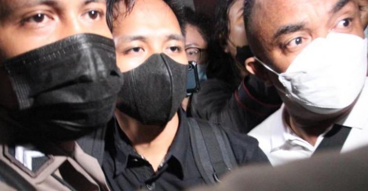 Bharada E Jawab Tegas, Siap Komandan! Bharada E (tengah) saat menjalani persidangan. Foto : Istimewa
