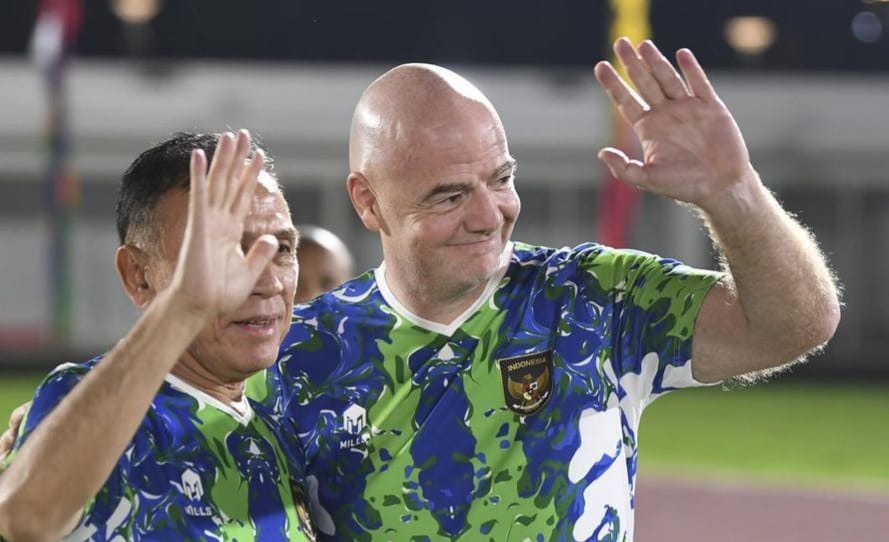 Ketum PSSI Moch Iriawan berhasi sepakbola bersama Presiden FIFA Gianni Infantino. (Ist)