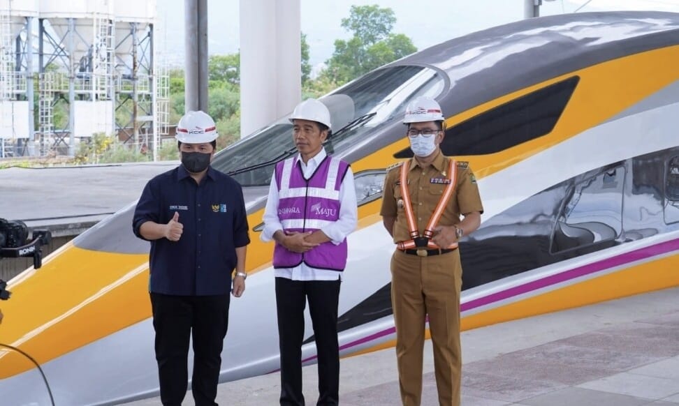 Presiden Jokowi bersama Menteri BUMN Erick Thohir saat meninjau proyek kereta cepat Jakarta - Bandung. (Foto : Setpres)