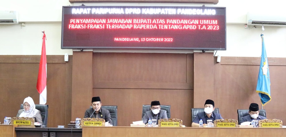 Bupati Pandeglang Beberkan Strategi Meningkatkan PAD Suasana rapat paripurna dengan agenda jawaban bupati atas pandangan umum fraksi-fraksi terhadap Raperda APBD TA 2023, di Gedung DPRD Pandeglang, Kamis (13/10/2022).(Istimewa)