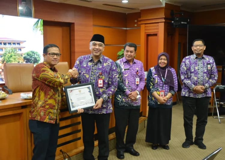 Bupati Zaki Terima Piagam WTP Ke-14 Dari Kemenkeu RI Bupati Tangerang Ahmed Zaki Iskandar saat menerina WTP dari Kementerian Keuangan RI. (Ist)