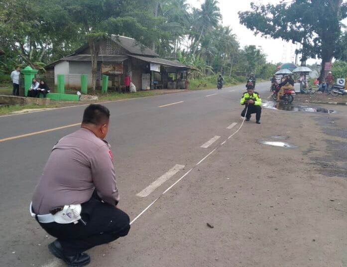 Polisi sedang olah tkp kejadian bus tabrak sepeda motor di Jalan Raya Tanjung Lesung. Foto : Istimewa