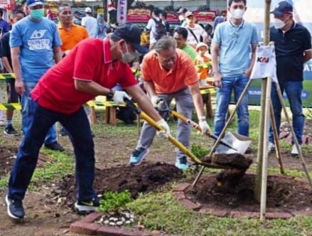 Dukung Penghijauan, KAI Tanam 77 Ribu Pohon Penanaman pohon dalam rangka HUT PT KAI oleh Direksi di halaman Pusat Pendidikan dan Pelatihan Ir H Djuanda, Bandung. (Ist)