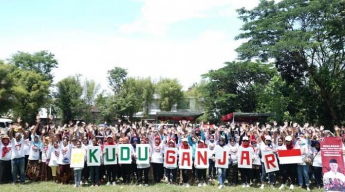 Ratusan emak-emak militan Semarang menggelar bazar murah dan dukung Ganjar Capres 2024. (Ist)