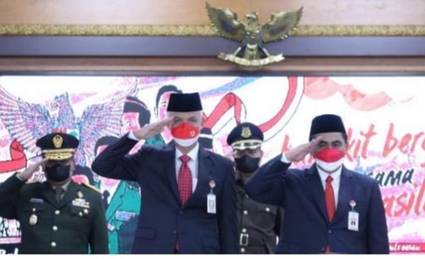 Ganjar: Amalkan Nilainya, Jangan Tergoda Ideologi Lain Gubernur Jawa Tengah bersama Forkopimda mengikuti Upacara Hari Kesaktian Pancasila secara virtual dari Lubang Buaya, Jakarta. (Ist)