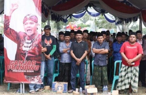 Ganjar Presiden 2024 Kian Menguat, Warga Desa se-Madura: Dia Berkontribusi Nyata Membangun Desa Warga Desa di Kabupaten Bangkalan Madura dukung Ganjar Pranowo Presiden 2024. (Ist)