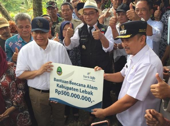 Gubernur Jabar Kasih Bantuan Rp 500 Juta Untuk Warga Lebak Terdampak Banjir dan Longsor Gubernur Jabar Ridwan Kamil (topi putih) saat menyaksikan penyerahan bantuan 500 juta untuk warga Lebak yang terdampak banjir dan longsor. Foto : Istimewa