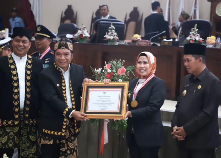 Hari Jadi Kabupaten Serang, Bupati Tatu: Bersama Pulih Lebih Cepat, Bangkit Lebih Kuat Bupati Serang Ratu Tatu Chasanah saat menerima penghargaan dari Pj Gubernur Banten Al Muktabar. Foto : Humas Pemprov Banten