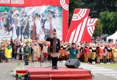 Gubernur Jawa Tengah Ganjar Pranowo saat menjadi Inspektur Uparara Hari Sumpah Pemuda di Alun-Alun Wonosobo. (Ist)