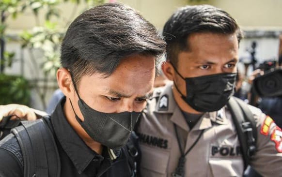 Jaksa: Bharada E Dijanjikan Sambo Duit Rp 1 Miliar Dan Dapat iPhone 13 Pro Max Dari Sambo Baradha E (kaos hitam). (Ist)