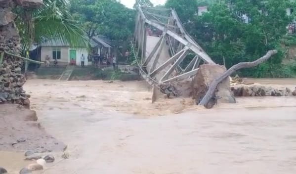 Jembatan Cimancak Putus, Diterjang Banjir Sungai Cimadur Deras nya banjir Sungai Cimadur membuat jembatan Cimancak putus. Foto : Istimewa