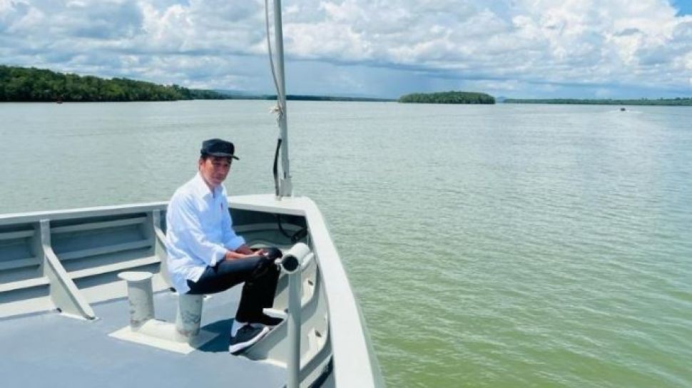 Jokowi Senyum-senyum Di IKN Presiden Jokowi menyusuri sungai yang berada di kawasan IKN. (Foto : Setpres)