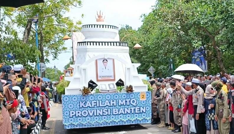 Kafilah Banten berhasil menggondol juara 3 pawai Ta"aruf MTQ XXIX Tingkat Nasional di Kalsel. (Foto : Humas Pemprov)