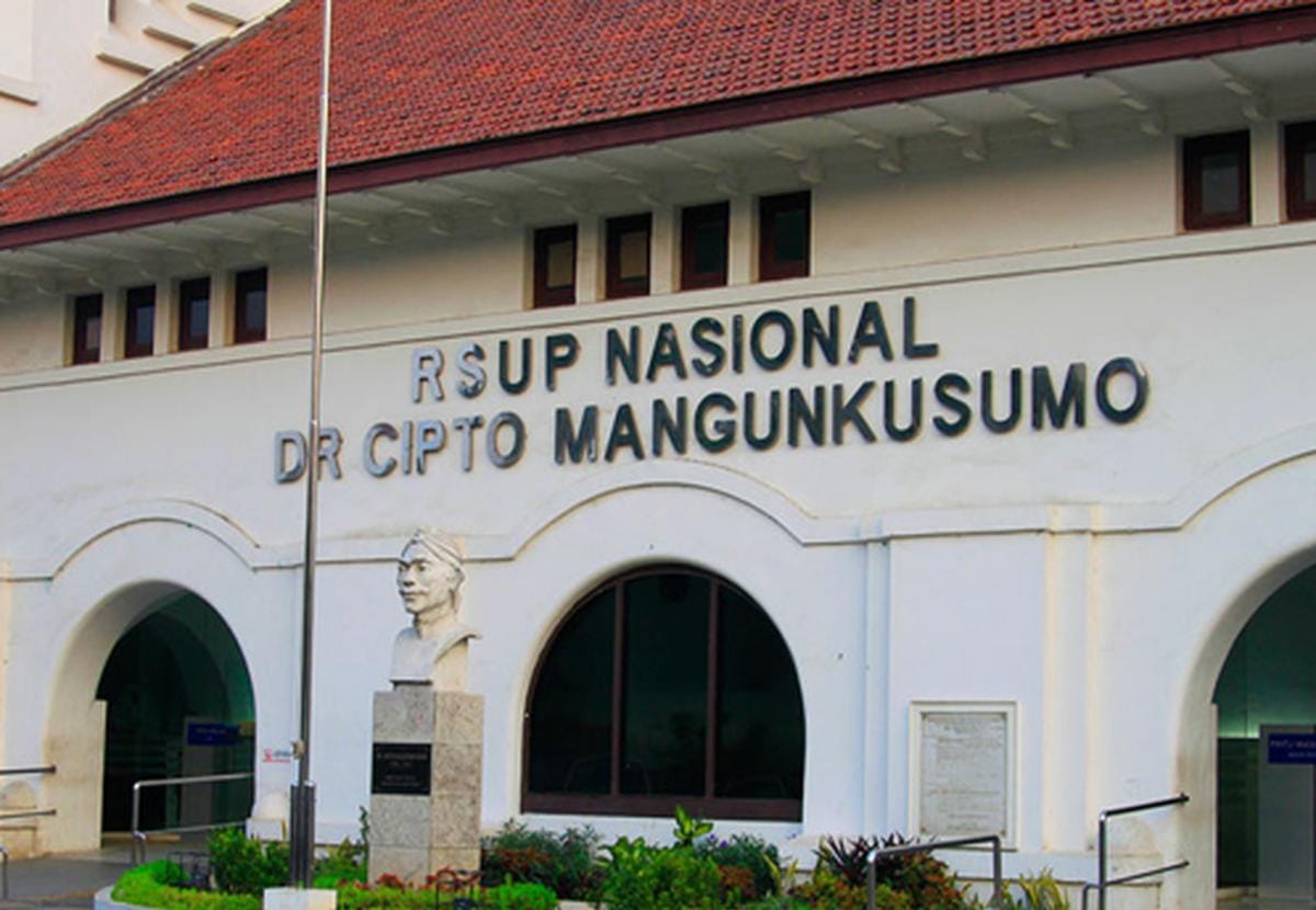 Ke RSCM, Ngobrol Dengan Ortu Pasien Gagal Ginjal Akut Gedung RSUP DR Cipto Mangunkusumo. (Ist)