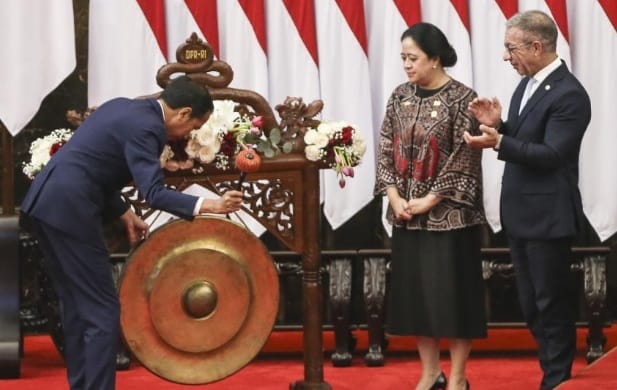 Kemarin Dengan Prabowo, Hari Ini Dengan Puan Presiden Jokowi bersama Ketua DPR Puan Maharani ketika membuka Pertemuan P 20 di Gedung DPR Senayan. (Foto : Setpres)