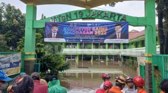 Kemenag Berduka Dan Beri Santunan Korban Tewas Tembok Roboh MTSN 19 Cilandak Curah hujan yang turun sejak siang, mengakibatkan tembok pembatas MTsN 19 roboh dan membawa korban 3 siswa meninggal. Foto : Istimewa