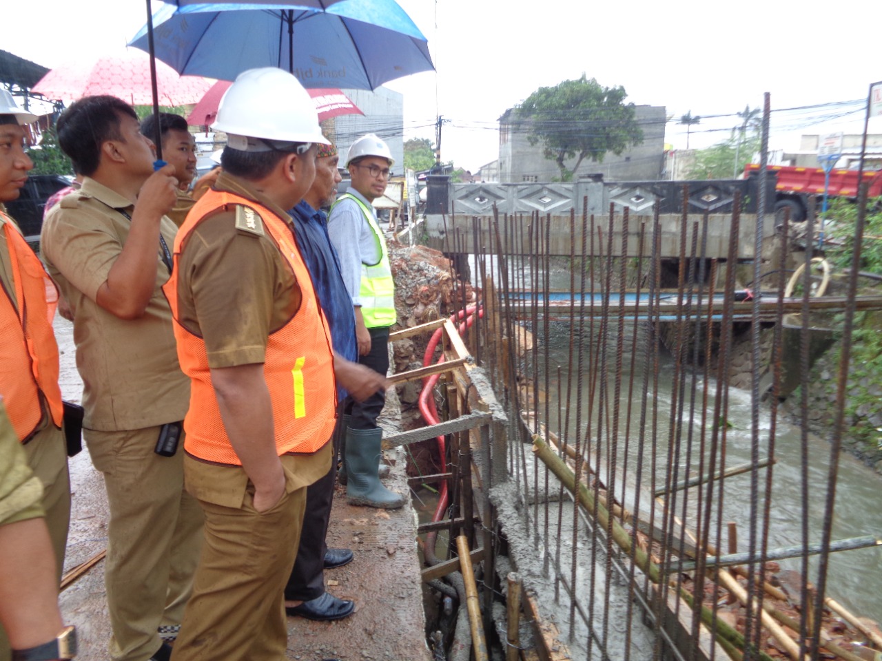 Kerja Keras DSDABMBK Tangani Banjir di Sejumlah Sudut Kota Tangsel Foto : Istimewa