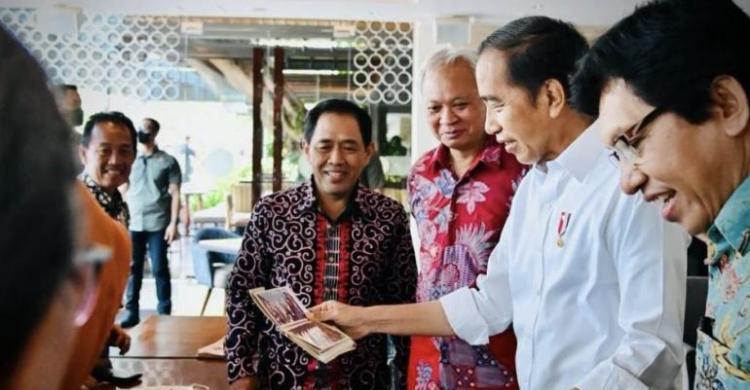 Ketemu Teman Kuliah UGM, Jokowi Disuguhi Foto Wisuda & Kenangan Naik Gunung Kerinci Dalam kunjungan nya ke Yogyakarta Presiden Jokowi bertemu dengan temen-temen semasa kuliah di UGM pada Minggu (16/10) di Hotel Ambarukmo. (Foto : Setpres)