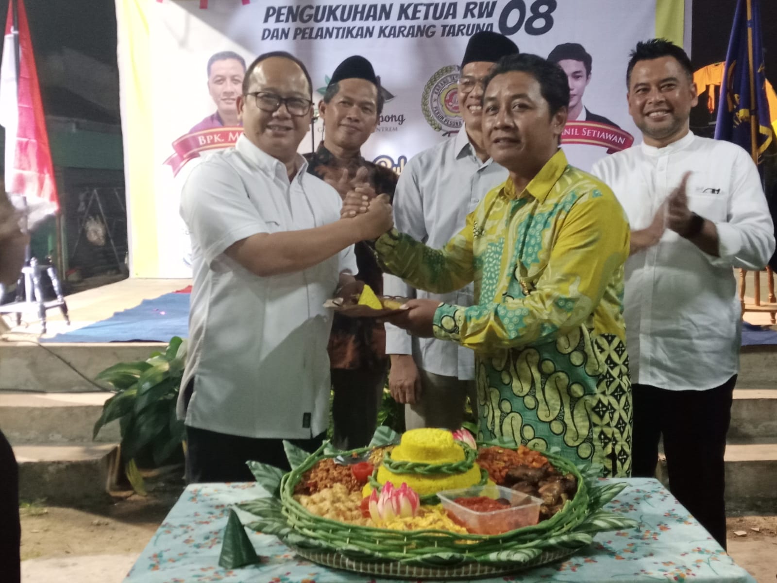 Ketua DPRD Hadiri Pengukuhan RW 08 Kademangan, Ingatkan Semangat Muda Ketua DPRD Tangsel Abdul Rosyid saat memberikan ucapan selamat kepada ketua RW 08. (tangselpos.id/irw)