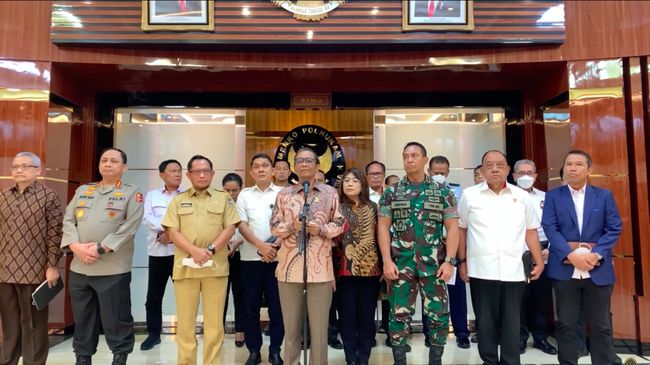 Menko Polhukam memberikan keterangan seusai memimpin rapat terkait tragedi Kanjuruhan. (Ist)