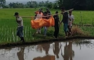 Warga Desa Palurahan mengevakuasi mayat Misdi yang meninggal di makam keramat Ki Buyut Dalem Paul Pandeglang. Foto : Istimewa