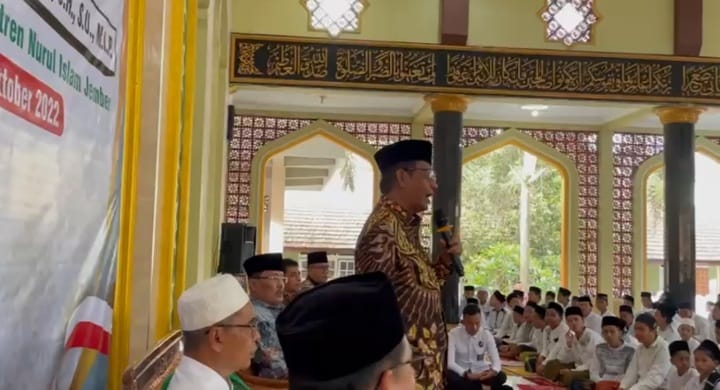 Menko Polhukam: Akar Radikalisme Tak Mau Menerima Kesepakatan Bernegara Menko Polhukam Mahfud MD pada acara kuliah umum di Universitas Jember, Jawa Timur. (Ist)