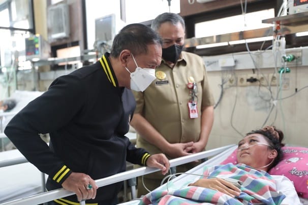 Menpora Zainudin Amali saat menjenguk korban tragedi Kanjuruhan di rumah sakit. (Ist)